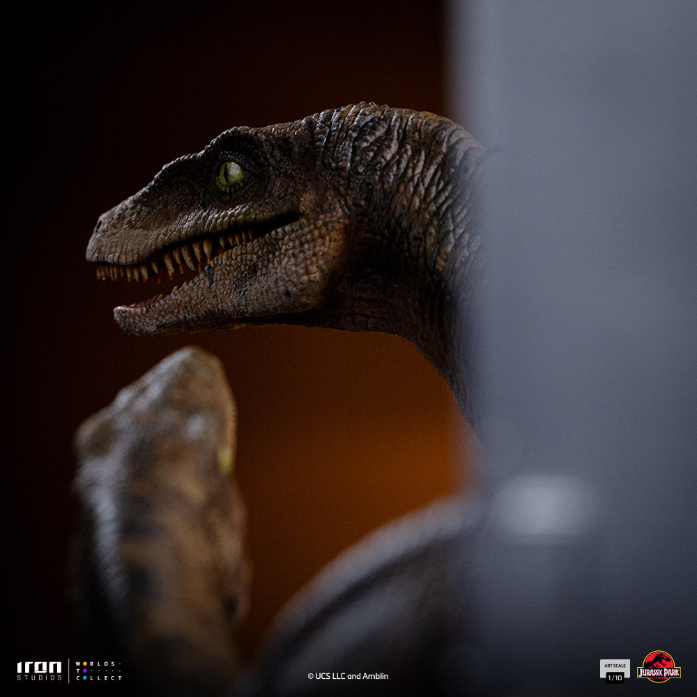 Pre-Order - Statue Raptors at the Kitchen’s Door – Jurassic Park – Art Scale 1/10 – Iron Studios