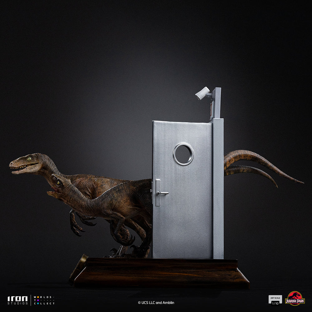 Pre-Order - Statue Raptors at the Kitchen’s Door – Jurassic Park – Art Scale 1/10 – Iron Studios