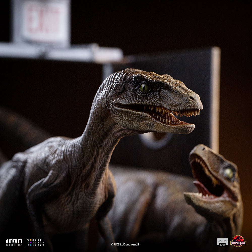 Pre-Order - Statue Raptors at the Kitchen’s Door – Jurassic Park – Art Scale 1/10 – Iron Studios