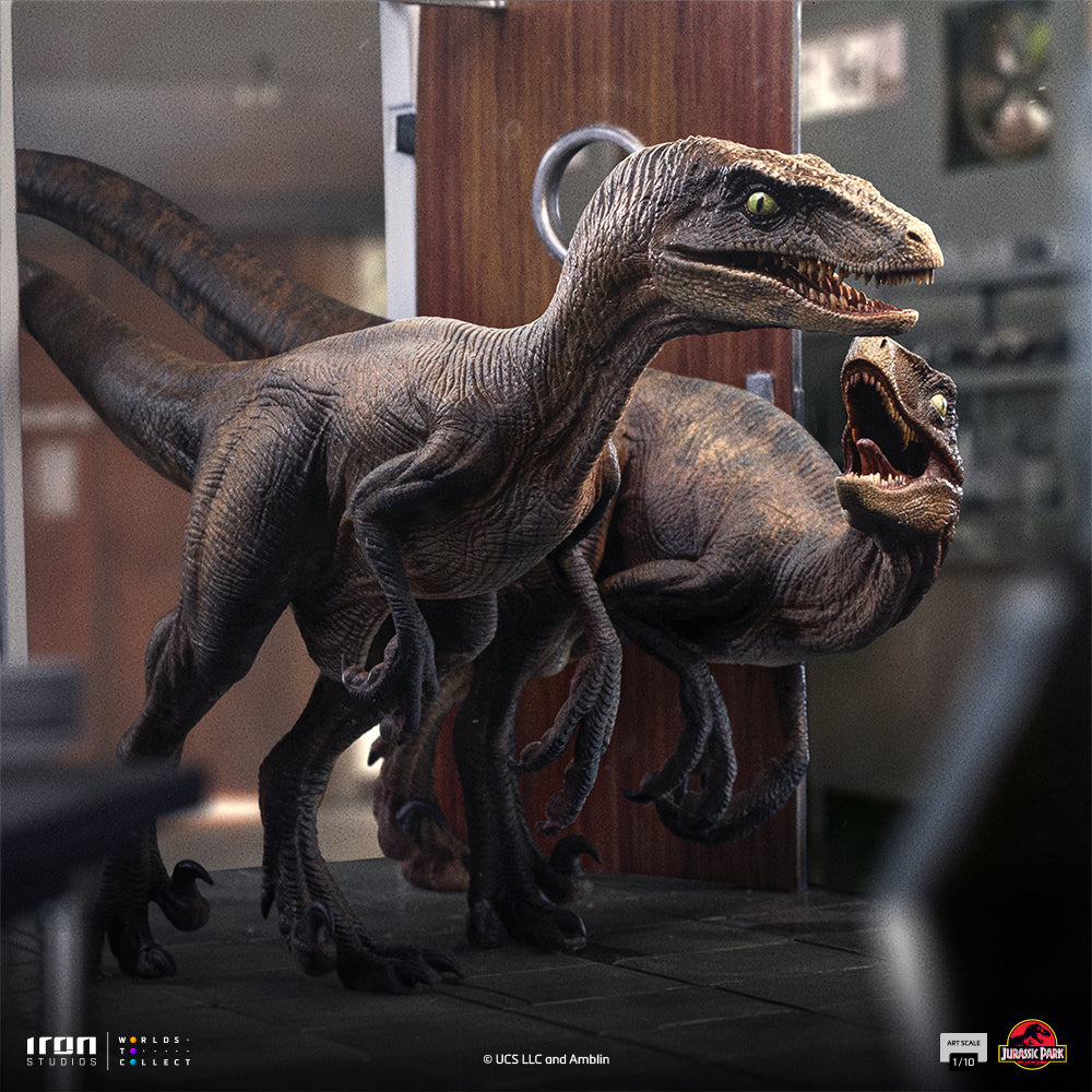 Pre-Order - Statue Raptors at the Kitchen’s Door – Jurassic Park – Art Scale 1/10 – Iron Studios